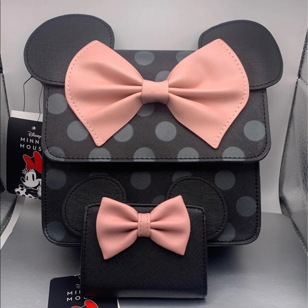 SOLD BIOWORLD - Disney 
Minnie Mouse Bioworld 
crossbody and card carrier